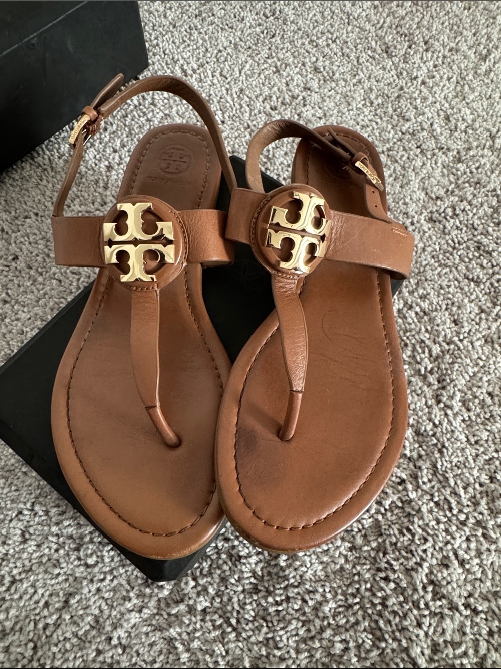 Preowned Tory Burch Tan Leather Logo Thong Sandals with Gold Emblem